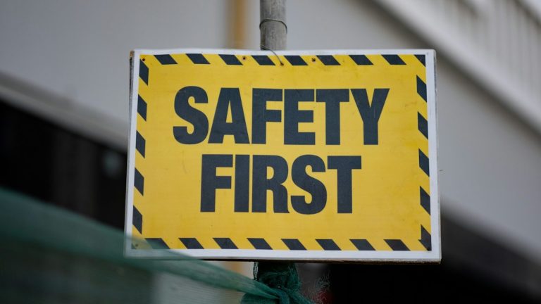 Warnschild mit der Aufschrift „SAFETY FIRST“ in großen schwarzen Buchstaben auf gelbem Hintergrund.